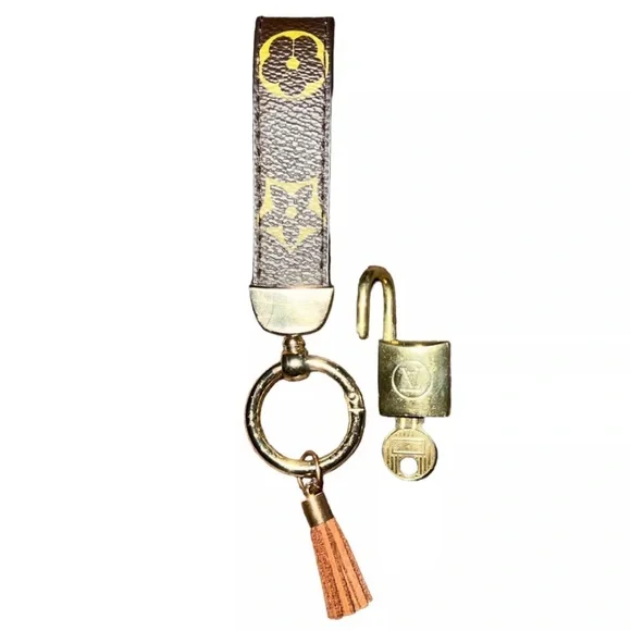 AUTHENTIC Rare 204 Louis Vuitton Lock and key with LV keychain and necklaces! - Picture 5 of 16